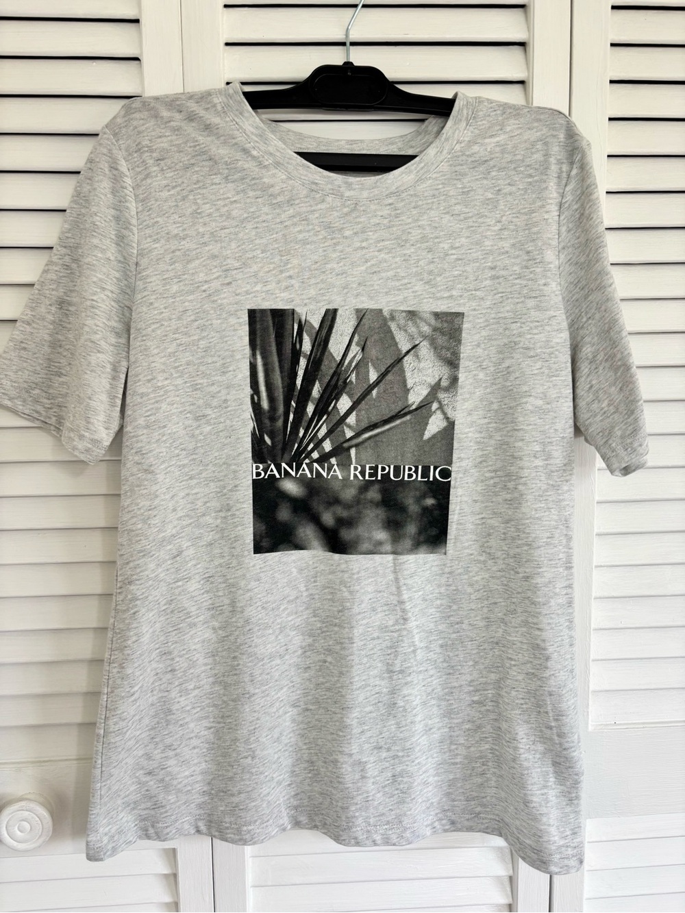 Men’s Banana Republic Gray Tee Size XS Laid-back Vibe California Cool